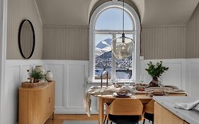 Lovely City Center Apartment With Amazing Views And Free Parking!